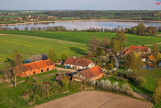 Pejzaz okolicy wsi Kraski z panorama na jezioro Wegielsztyn. EU, Pl, Warm-Maz. Lotnicze.